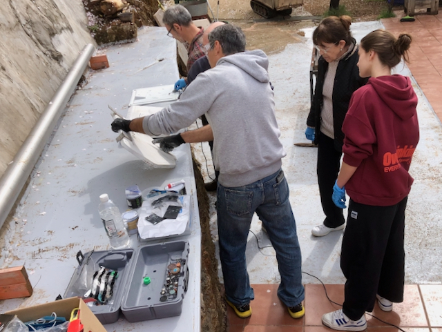 Banco de trabajo en el curso práctico básico de reparación de PRFV de APY.