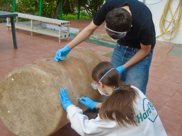 Alumnos reparando superficie de poliéster.